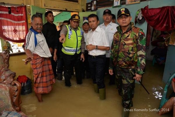 Bujuk Warga Mengungsi, Gubernur "Nyemplung" Lokasi Banjir Langkat